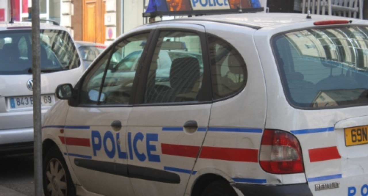 Un étudiant roué de coups pour un skate Un étudiant roué de coups pour un skate