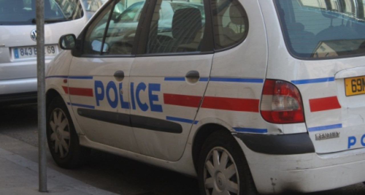 Lyon : il perd le contrôle de sa voiture et percute un policier Lyon : il perd le contrôle de sa voiture et percute un policier