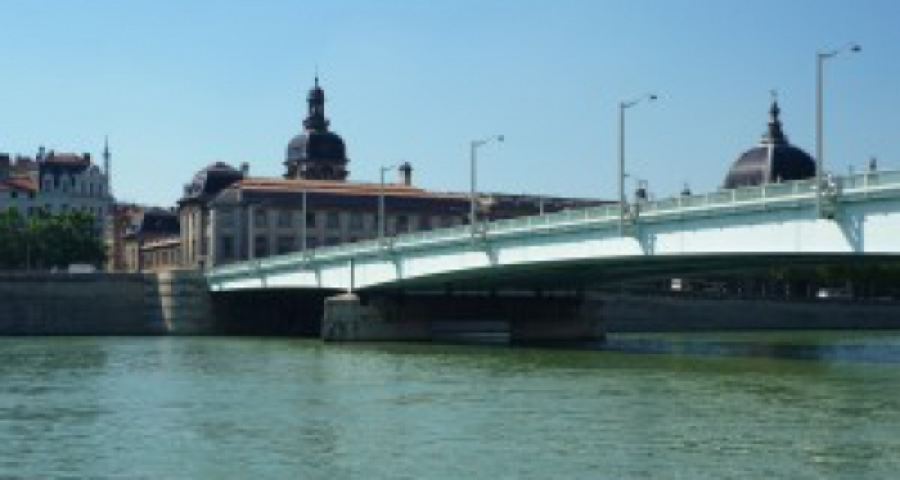 Un cadavre repêché dans le Rhône à Lyon Un cadavre repêché dans le Rhône à Lyon