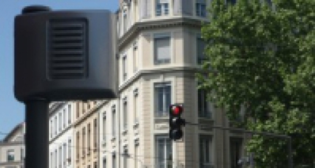 Un radar très rentable de l’agglomération lyonnaise emballé façon Christo Un radar très rentable de l’agglomération lyonnaise emballé façon Christo