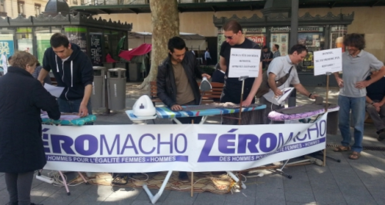 Des hommes repassent pour l'égalité homme-femme dans les tâches ménagères Des hommes repassent pour l'égalité homme-femme dans les tâches ménagères