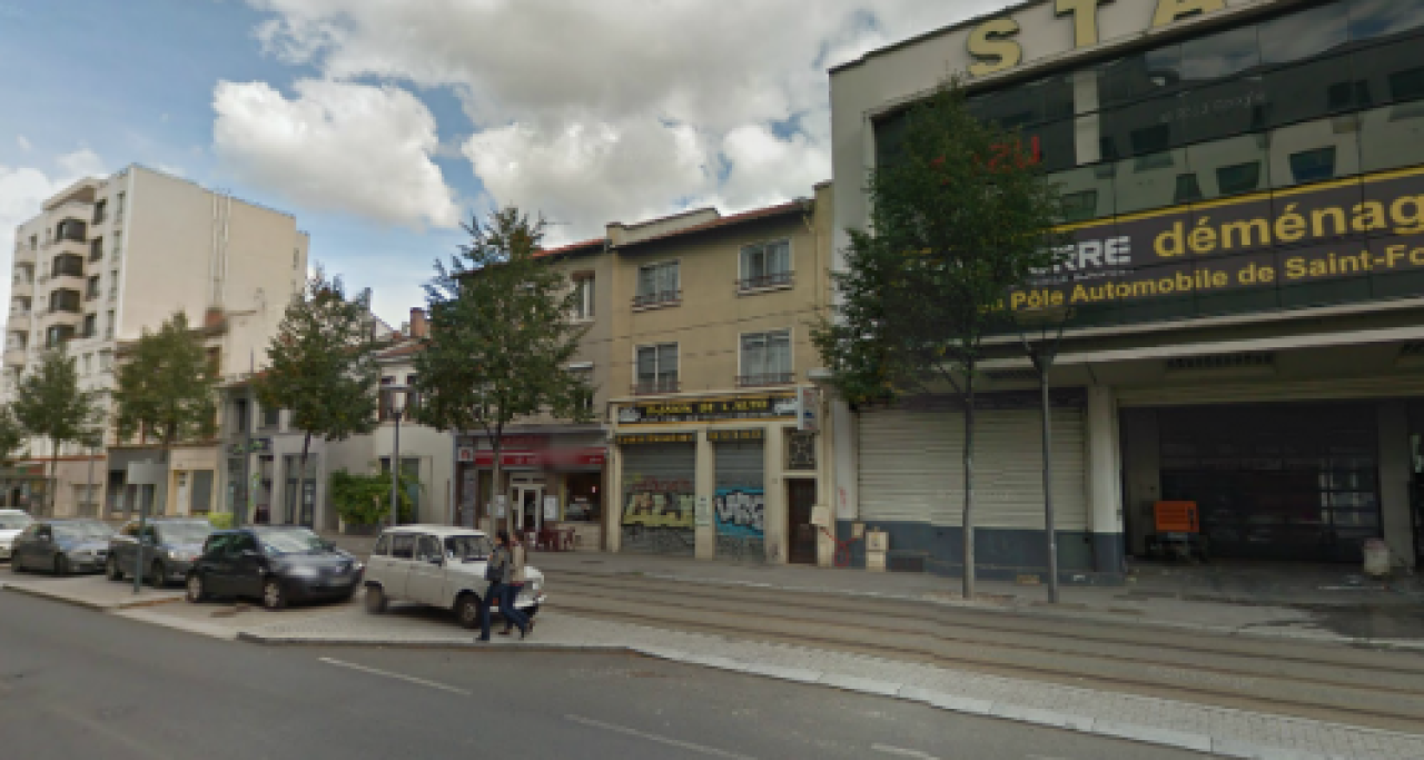 Lyon : le T2 percute une voiture de gendarmerie qui transportait un détenu Lyon : le T2 percute une voiture de gendarmerie qui transportait un détenu