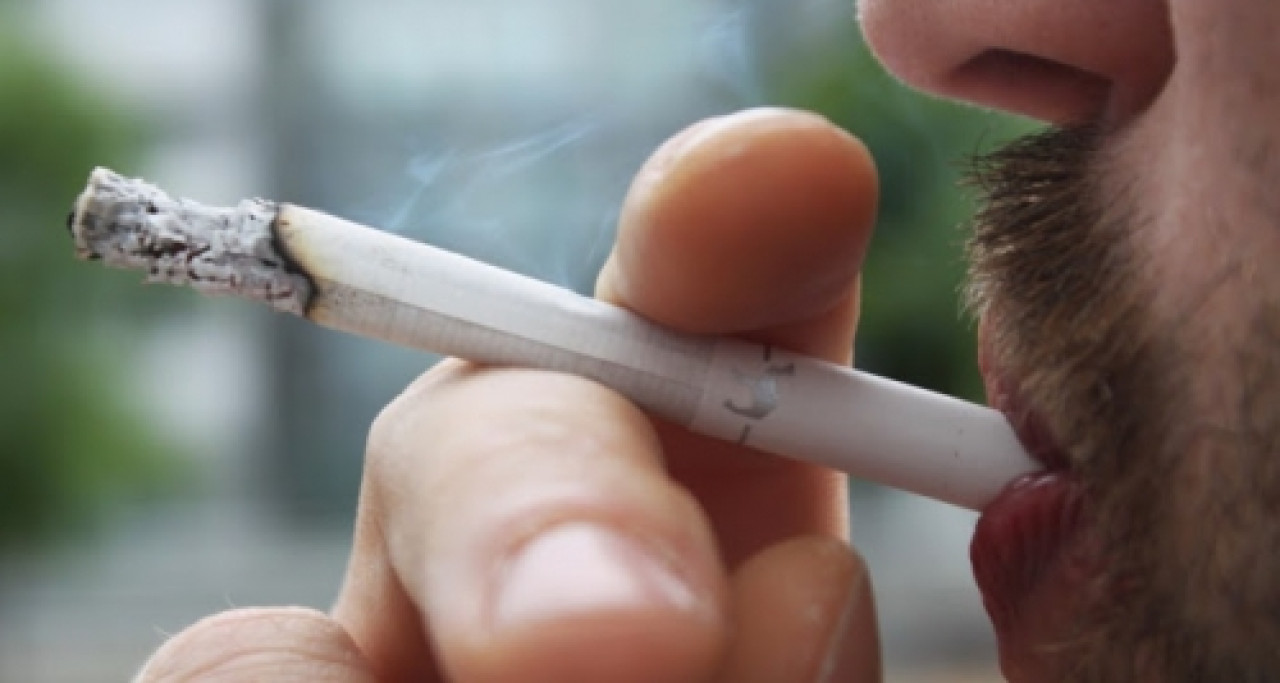 Il s’installe dans une voiture pour fumer et met le feu au siège Il s’installe dans une voiture pour fumer et met le feu au siège