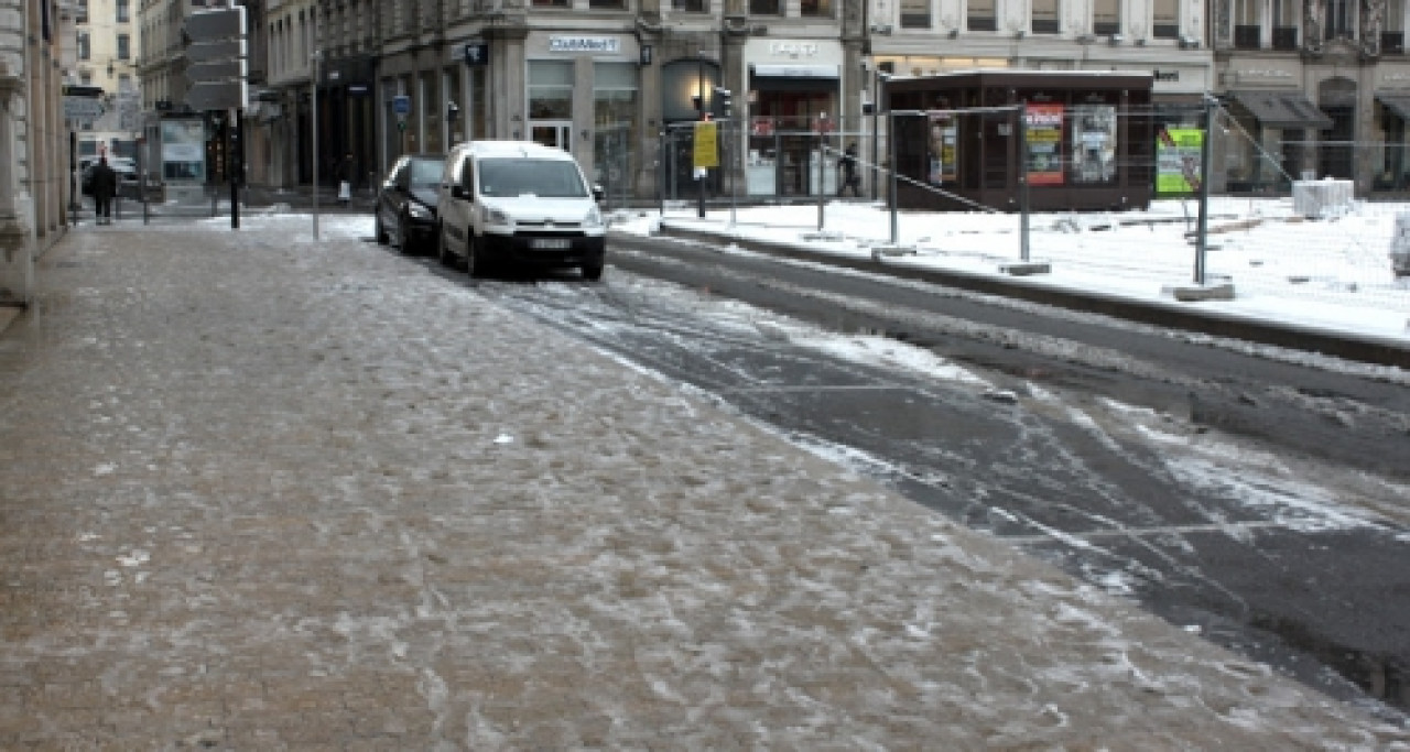 Lyon : moins de neige que prévu mais des routes glissantes Lyon : moins de neige que prévu mais des routes glissantes