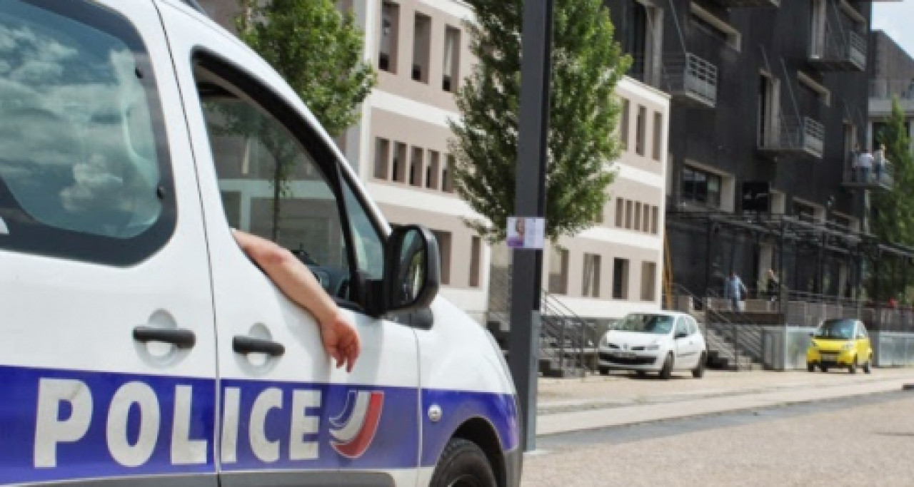 Quatre hommes agressent deux jeunes en pleine centre-ville de Lyon avec un couteau Quatre hommes agressent deux jeunes en pleine centre-ville de Lyon avec un couteau