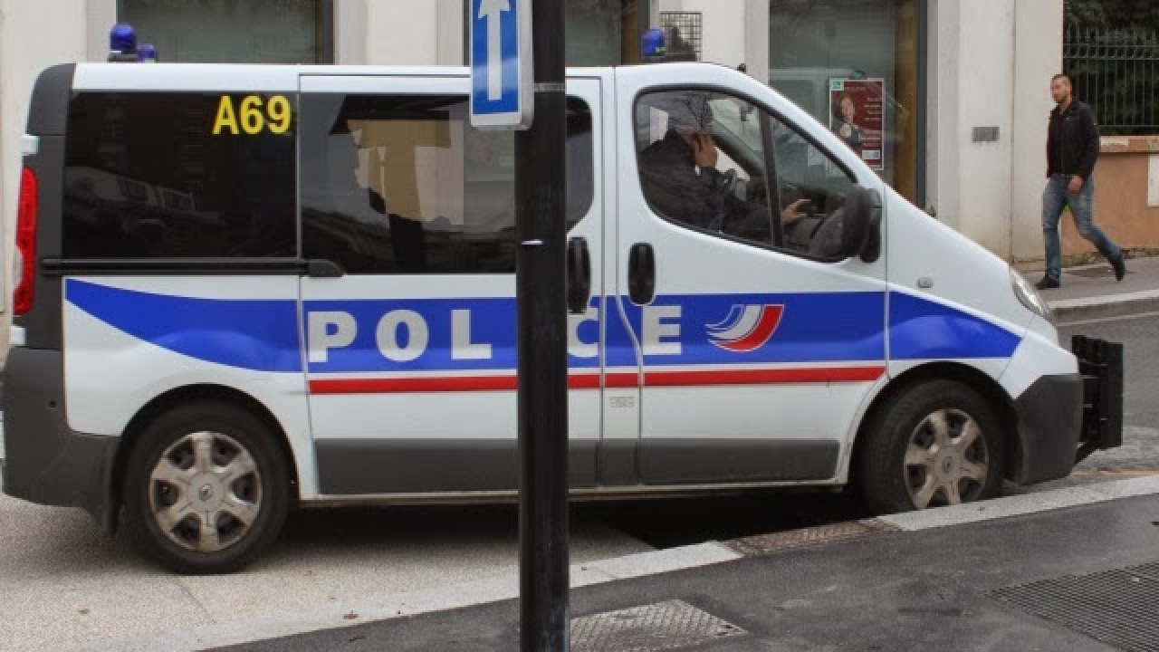 Lyon : il frappe des policiers après un accident de la circulation Lyon : il frappe des policiers après un accident de la circulation