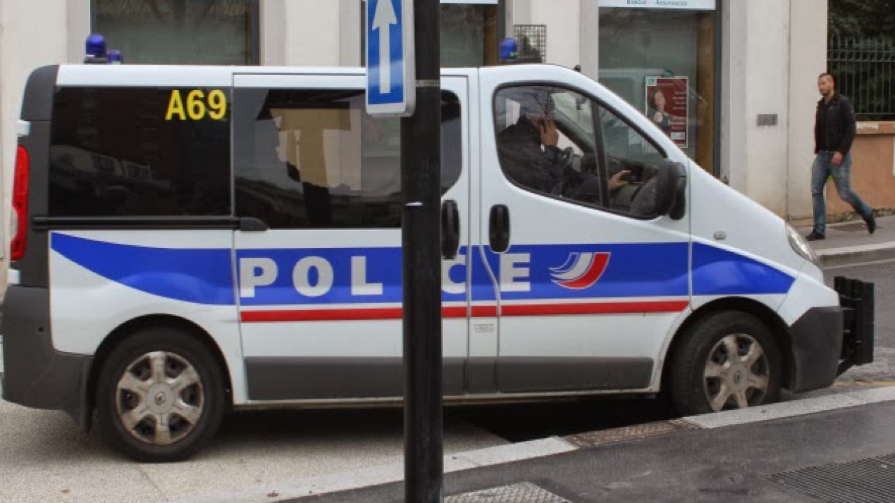 Villeurbanne : ils rentrent dans un lycée avec un marteau pour tabasser un élève Villeurbanne : ils rentrent dans un lycée avec un marteau pour tabasser un élève