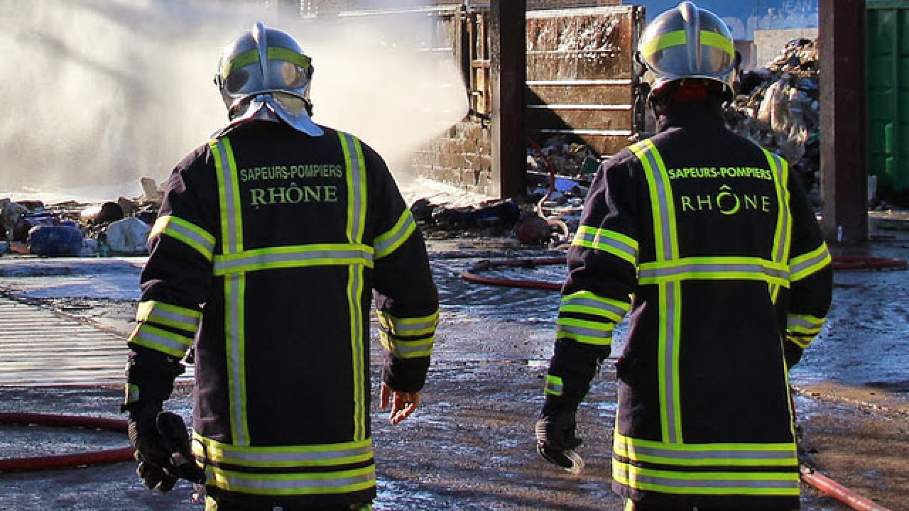 Un incendie ravage une toiture à Villefranche-sur-Saône Un incendie ravage une toiture à Villefranche-sur-Saône