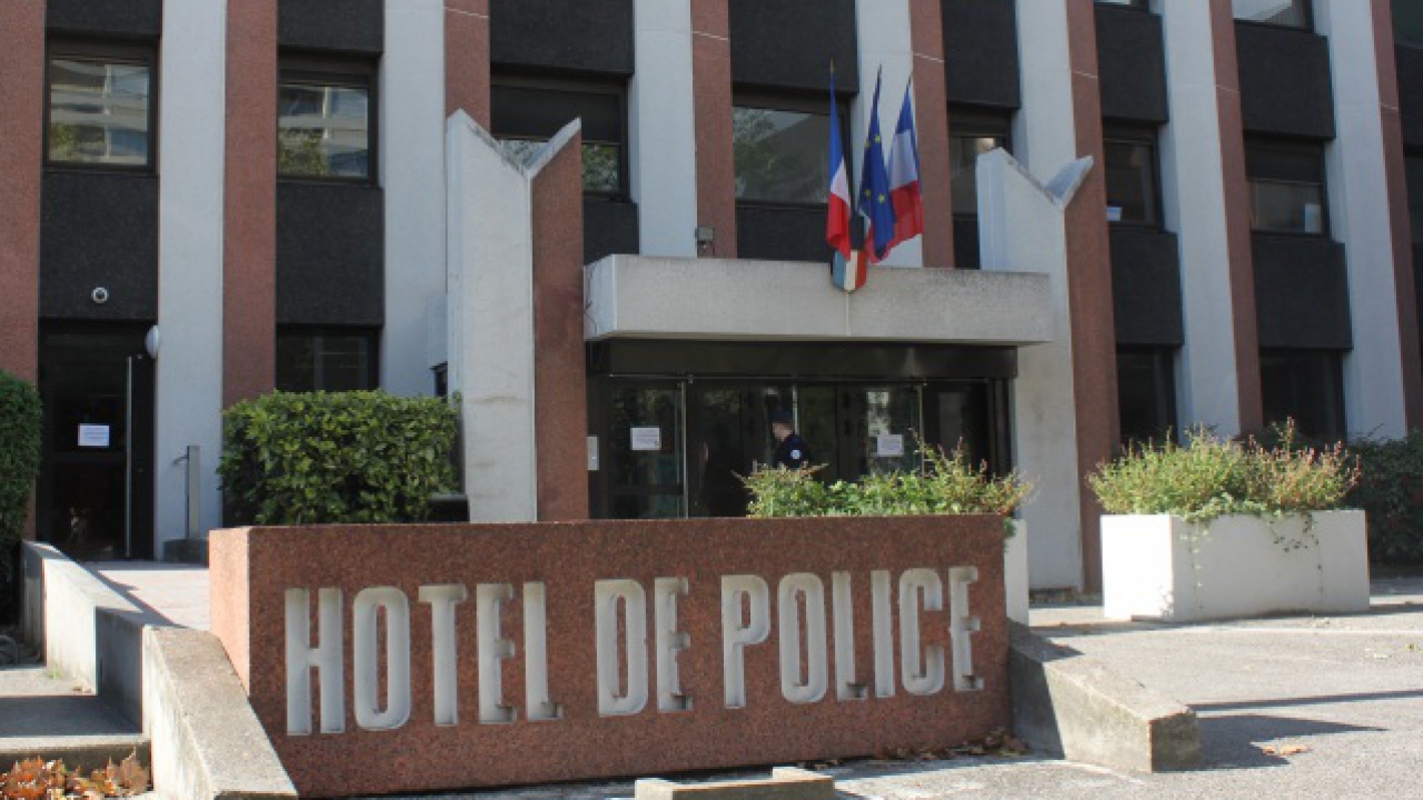 Nord-Isère : le directeur d'école imposait des fellations aux écoliers lors d'"ateliers du goût" Nord-Isère : le directeur d'école imposait des fellations aux écoliers lors d'"ateliers du goût"