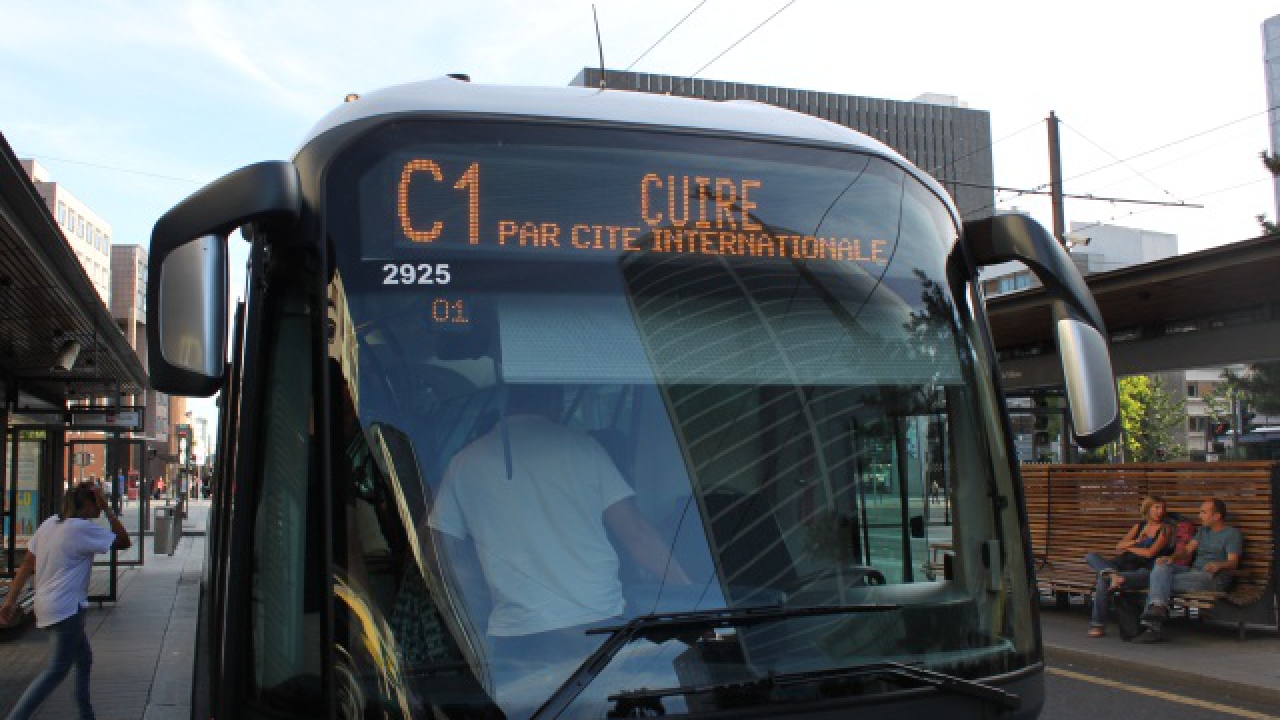 Lyon : percutée à vélo, elle reste coincée sous un bus Lyon : percutée à vélo, elle reste coincée sous un bus