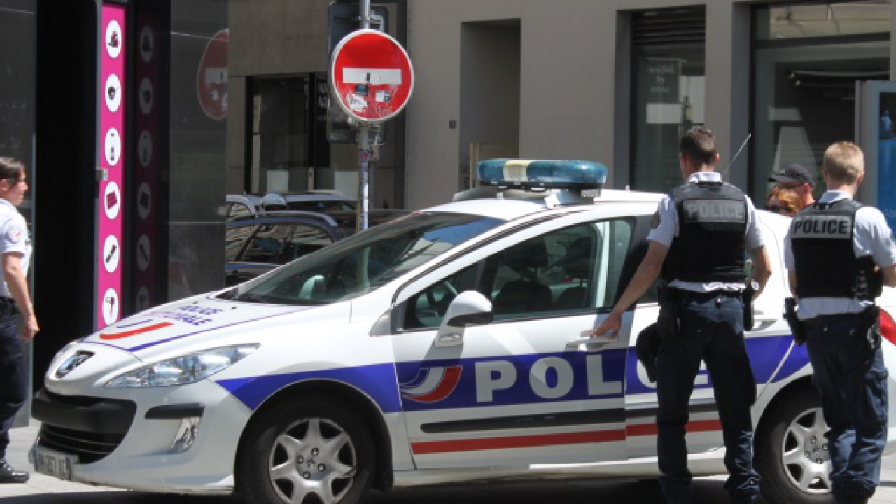 Caluire : à 16 ans, elle s'en prend aux policiers, les outrage et dégrade leur véhicule Caluire : à 16 ans, elle s'en prend aux policiers, les outrage et dégrade leur véhicule