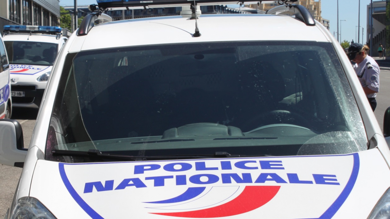 Lyon : prison ferme pour avoir voulu absolument se prendre en selfie dans la voiture des policiers Lyon : prison ferme pour avoir voulu absolument se prendre en selfie dans la voiture des policiers