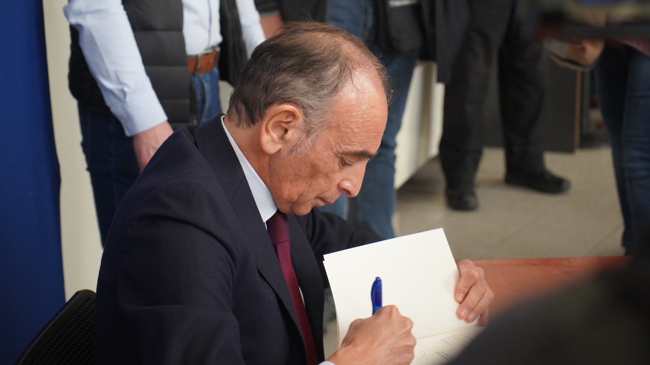 A Villeurbanne, Eric Zemmour a dédicacé son livre pendant que des centaines de personnes manifestaient contre sa venue
