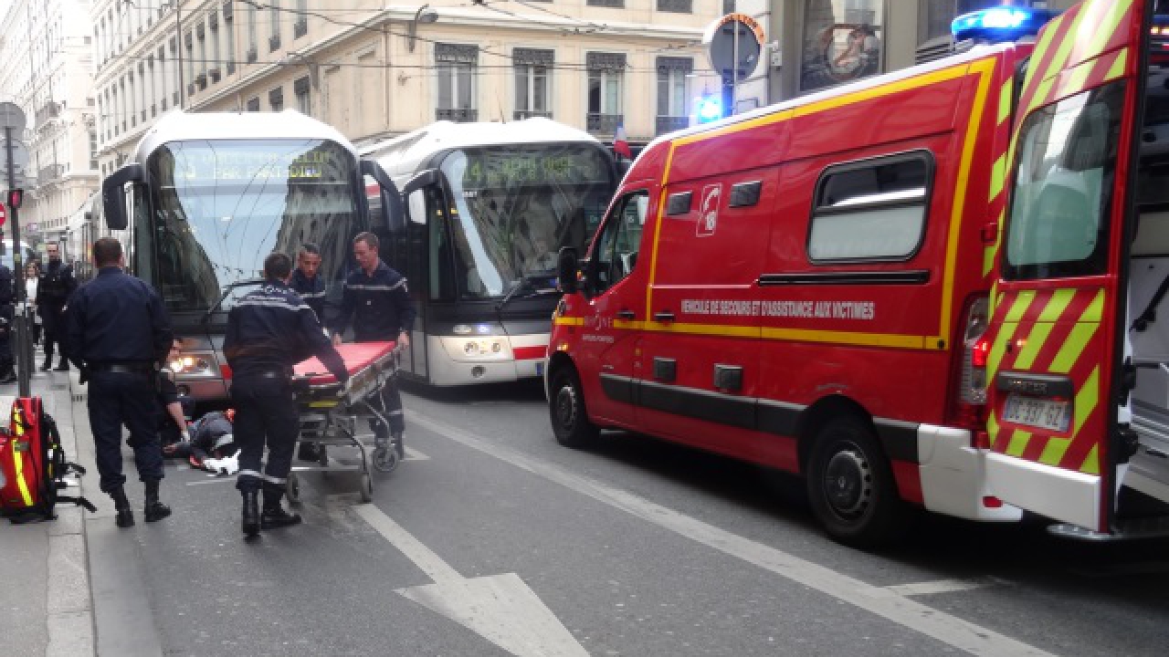 Lyon : un piéton renversé par un bus dans le 1e arrondissement Lyon : un piéton renversé par un bus dans le 1e arrondissement