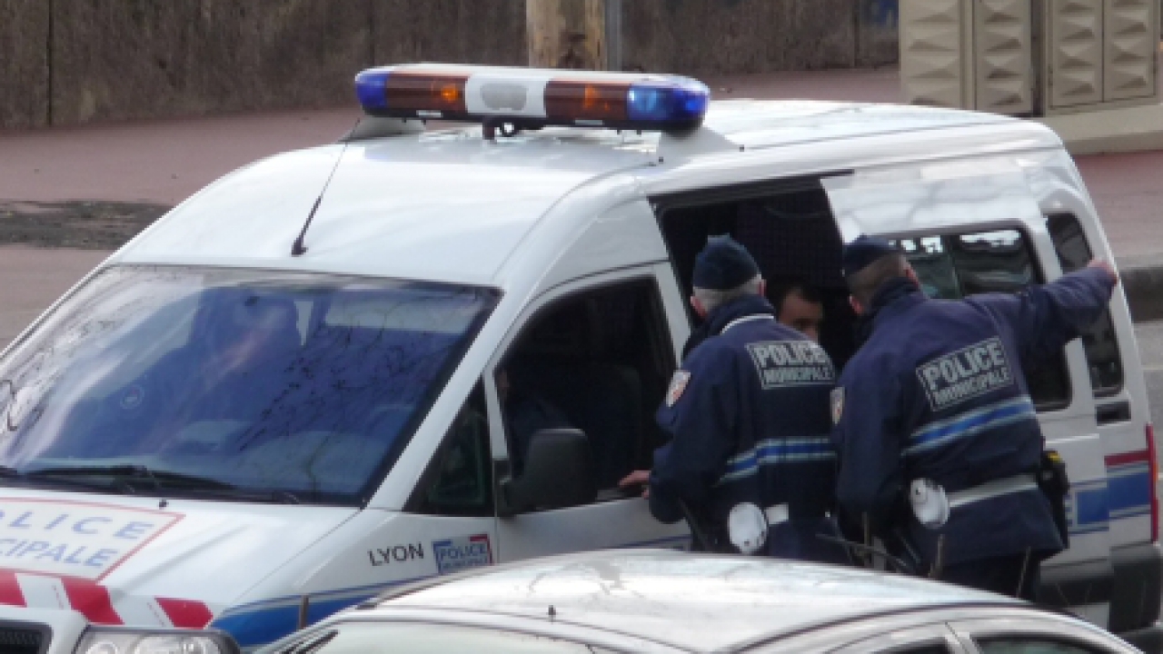 Il frappe son ex-compagne et la menace avec un couteau et des fourchettes Il frappe son ex-compagne et la menace avec un couteau et des fourchettes