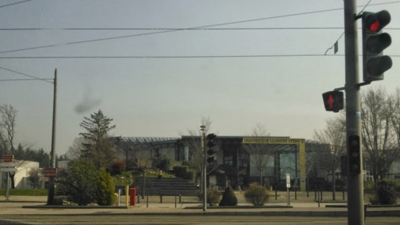 Blocus en cours devant l'Université Lyon 2 à Bron