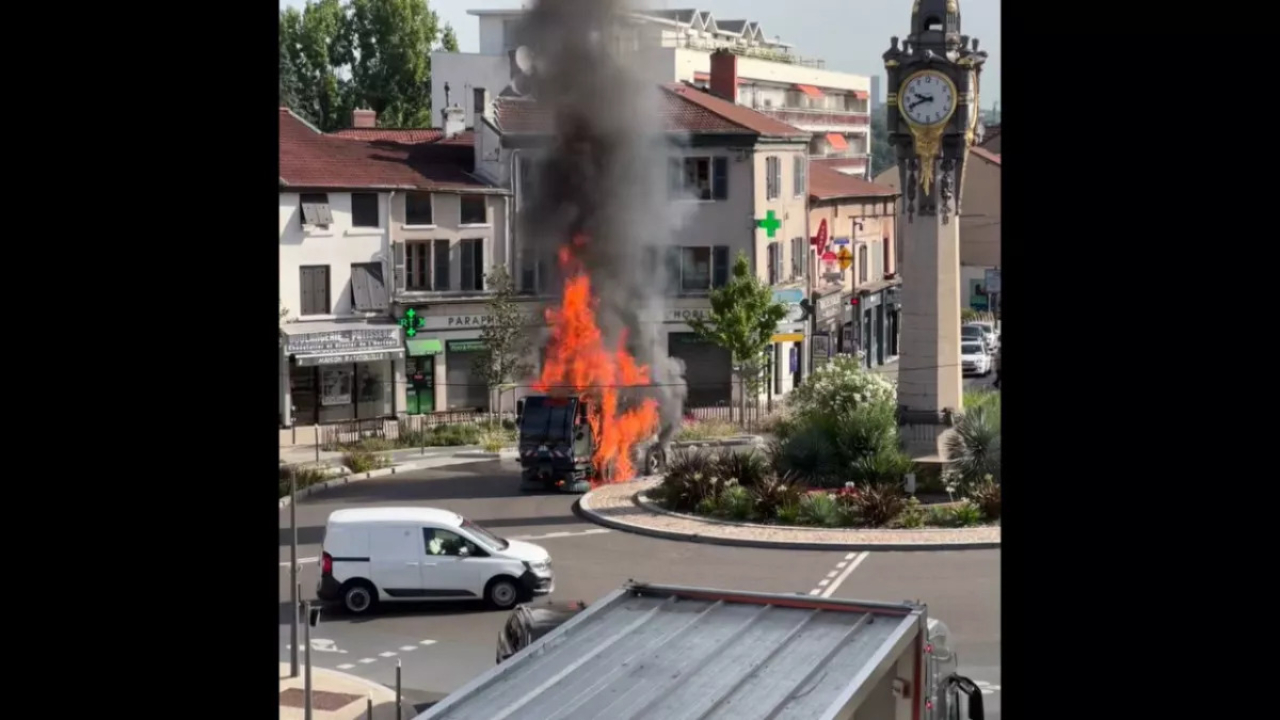 Des flammes de plusieurs mètres de haut : un impressionnant incendie de camion en plein centre-ville de Tassin-la-Demi-Lune ! Des flammes de plusieurs mètres de haut : un impressionnant incendie de camion en plein centre-ville de Tassin-la-Demi-Lune !