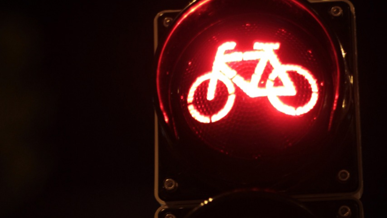 Distribution de gilets réfléchissants pour les cyclistes lyonnais Distribution de gilets réfléchissants pour les cyclistes lyonnais