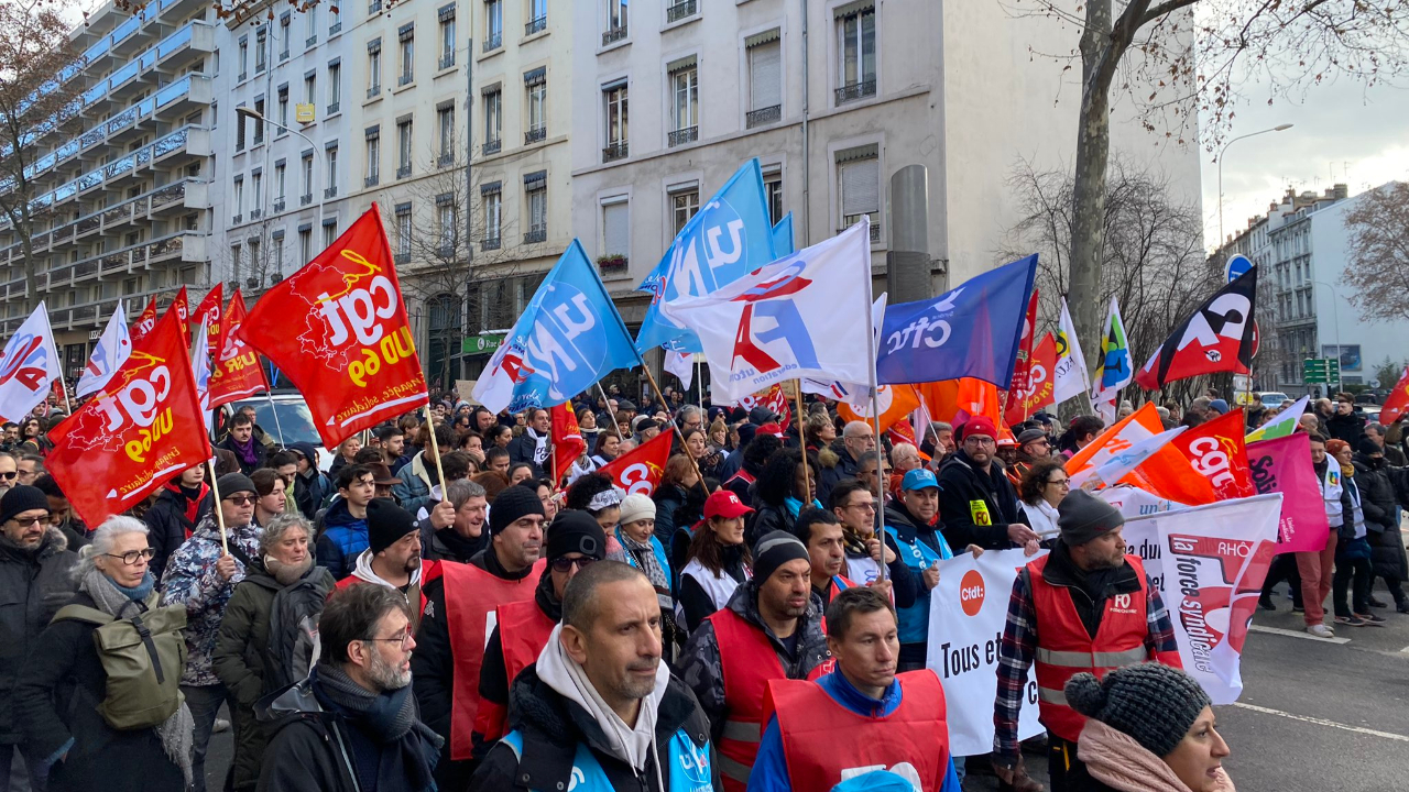 Entre 25 000 et 45 000 manifestants contre la réforme des retraites à Lyon Entre 25 000 et 45 000 manifestants contre la réforme des retraites à Lyon