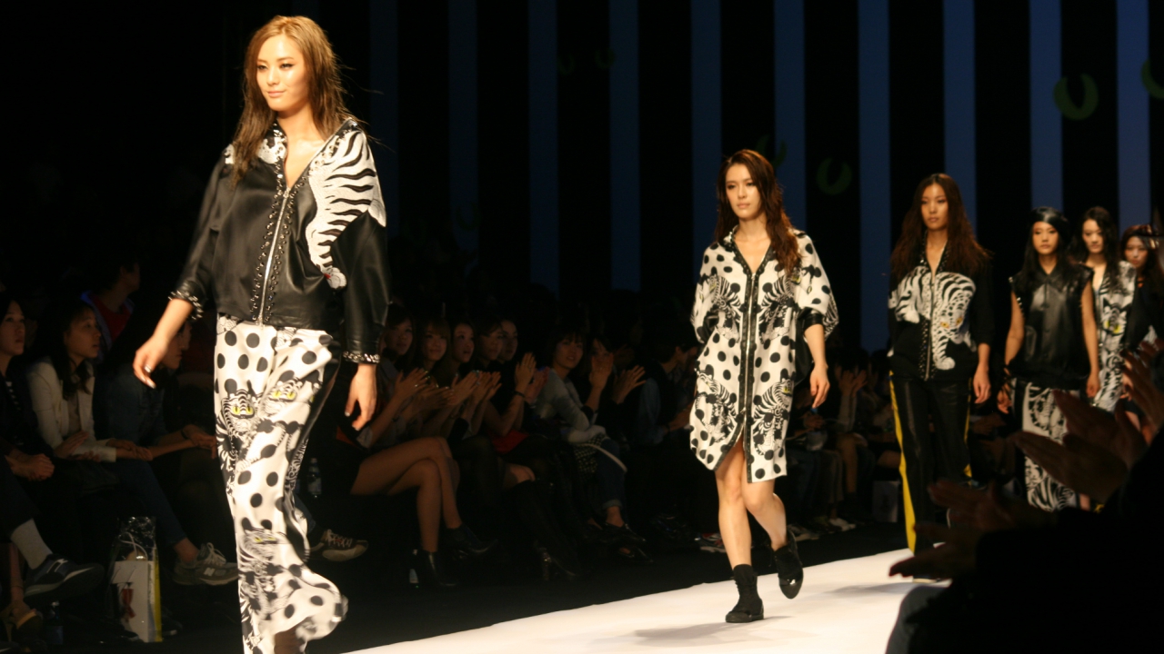 La Fashion Week de Paris a d&eacute;but&eacute; mardi. 93 d&eacute;fil&eacute;s de mode printemps-&eacute;t&eacute; 2015 sont programm&eacute;s