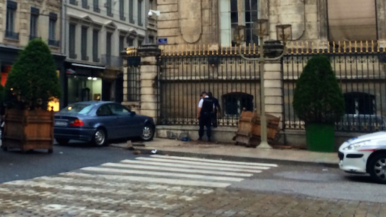 Lyon : il fonce avec sa voiture dans un arbre devant l'Hôtel de ville Lyon : il fonce avec sa voiture dans un arbre devant l'Hôtel de ville