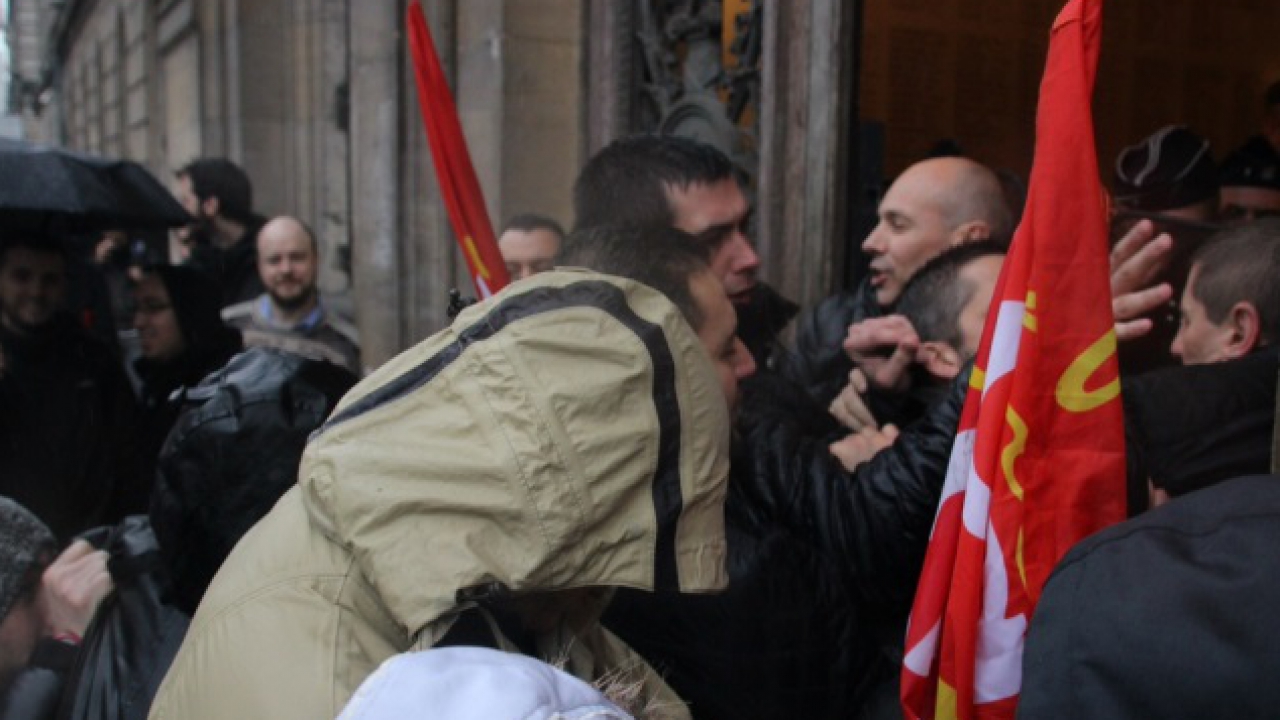 Echauffourées devant la direction régionale de la SNCF : les cheminots s'en prennent au préfet Echauffourées devant la direction régionale de la SNCF : les cheminots s'en prennent au préfet