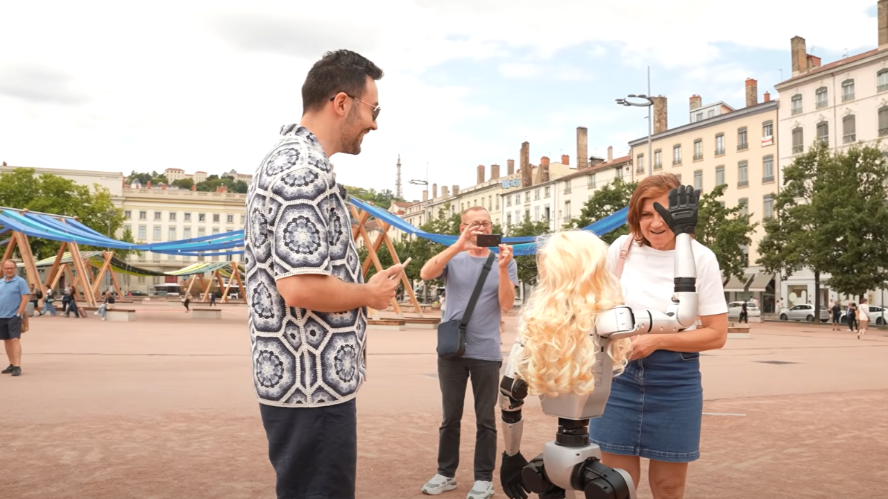 Insolite : Un robot à l'allure féminine surprend les Lyonnais sur la place Bellecour !