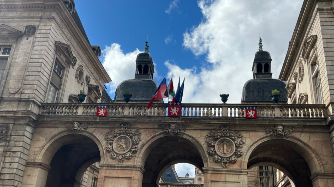 Le drapeau palestinien hissé ce lundi sur l'hôtel de ville de Lyon