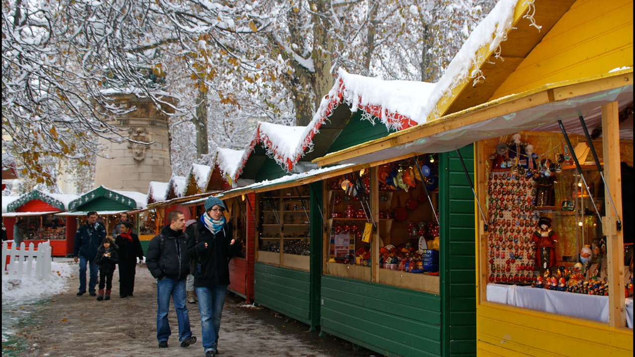 Le Marché de Noël, bientôt installé sur le place Bellecour ? Les Lyonnais sont en ébullition ! Le Marché de Noël, bientôt installé sur le place Bellecour ? Les Lyonnais sont en ébullition !