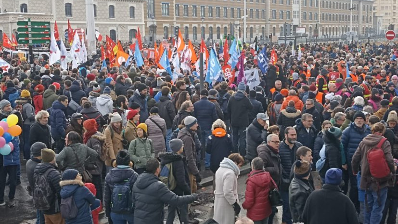 Manifestation contre la réforme des retraites : plusieurs dizaines de milliers de personnes dans le cortège à Lyon