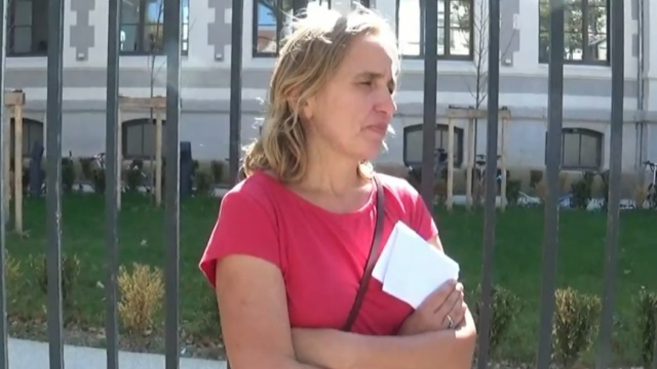 Enfant autiste interdit de collège : sa mère s’enchaîne aux grilles de la Tourette