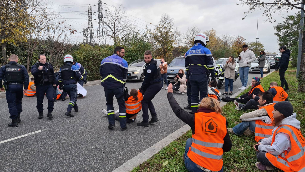 Nouveau blocage des militants de Dernière Rénovation à Gerland Nouveau blocage des militants de Dernière Rénovation à Gerland