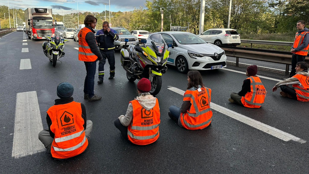 Nouvelle action coup de poing de Dernière Rénovation sur la M6 ce lundi matin à Lyon