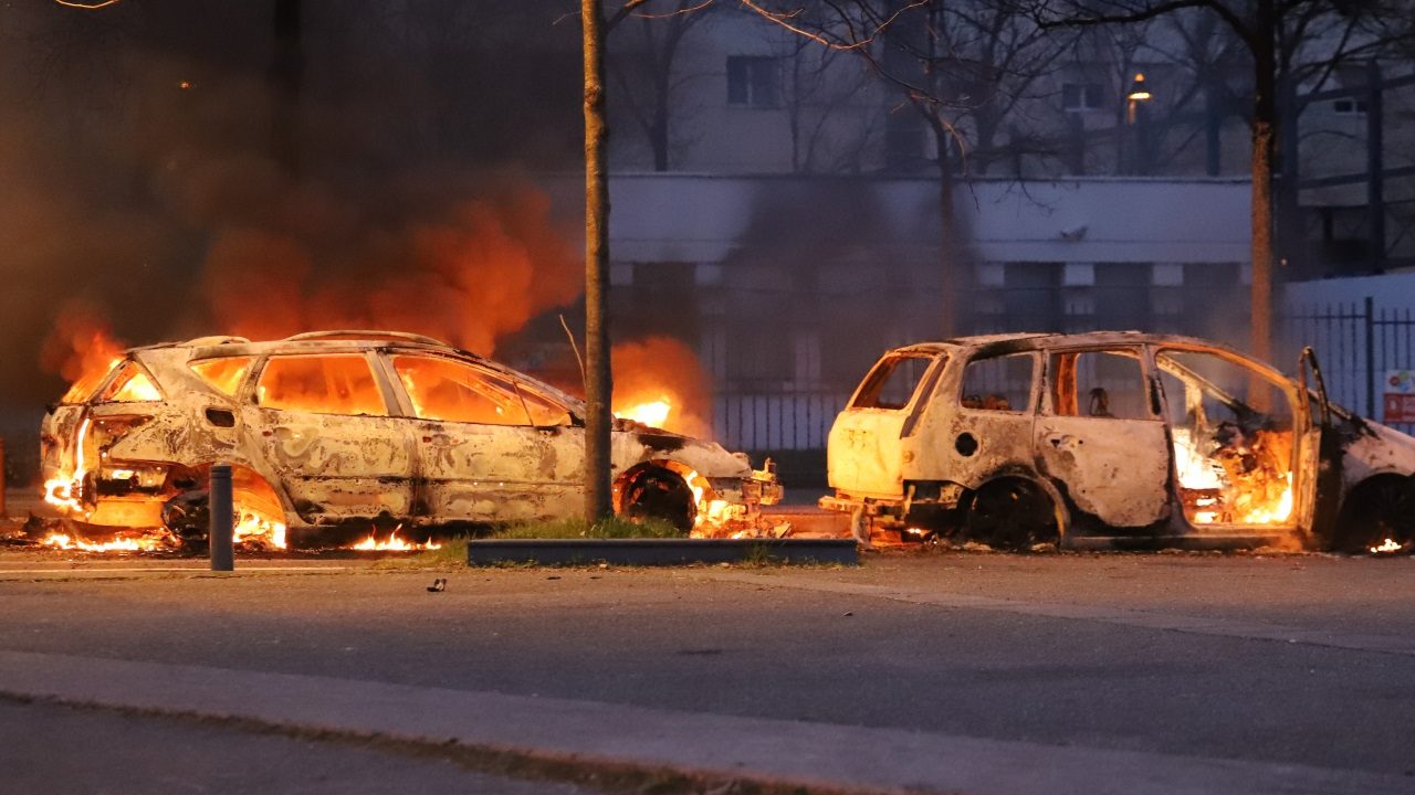Nouvelle nuit sous tension sur l'agglomération lyonnaise, une douzaine d'interpellations Nouvelle nuit sous tension sur l'agglomération lyonnaise, une douzaine d'interpellations