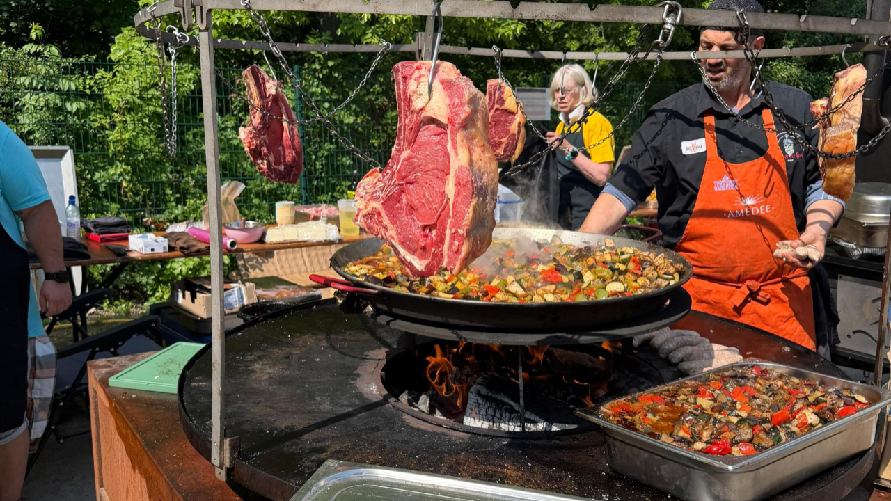 Oullins-Pierre-B&eacute;nite : 3,4 tonnes de viande pour un record du monde convivial de barbecue