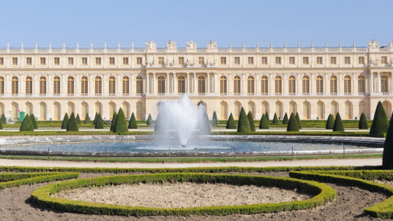 Le château de Versailles a déposé plainte après les dégradations de deux socles en marbre