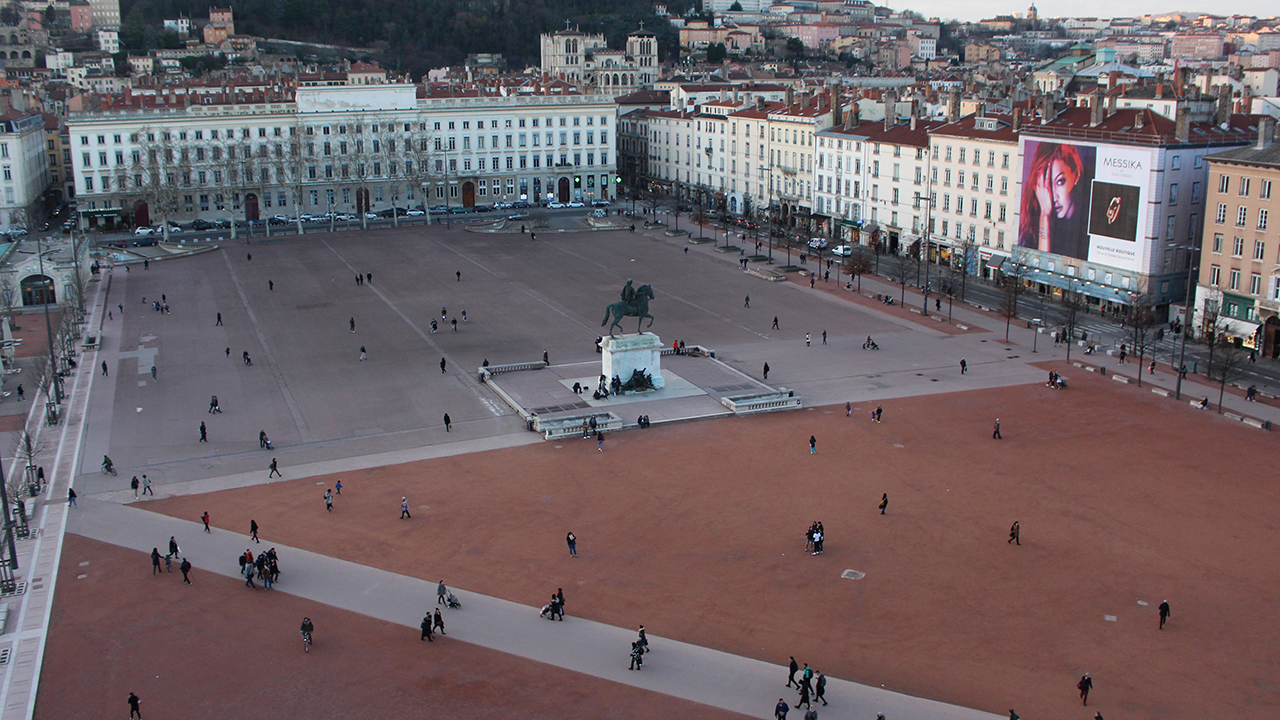 Pourquoi la place Bellecour est-elle aussi emblématique à Lyon ?