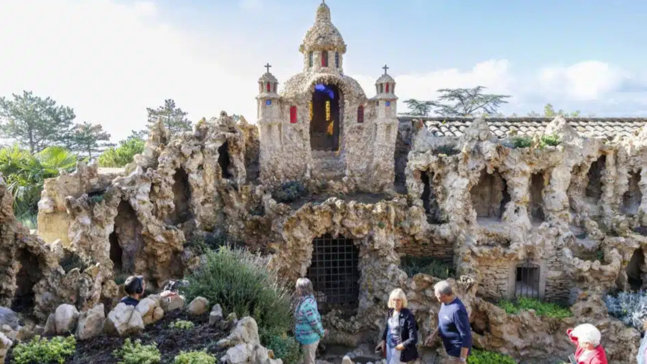 Pr&egrave;s de Lyon, ce site insolite rappelle le Palais id&eacute;al du facteur Cheval