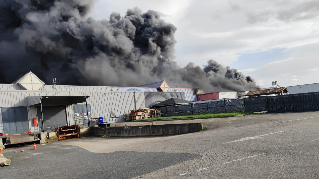 Près de Lyon : un incendie impressionnant à Anse Près de Lyon : un incendie impressionnant à Anse