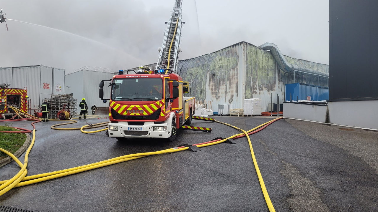 Rhône : un incendie dans une usine mobilise 90 pompiers Rhône : un incendie dans une usine mobilise 90 pompiers