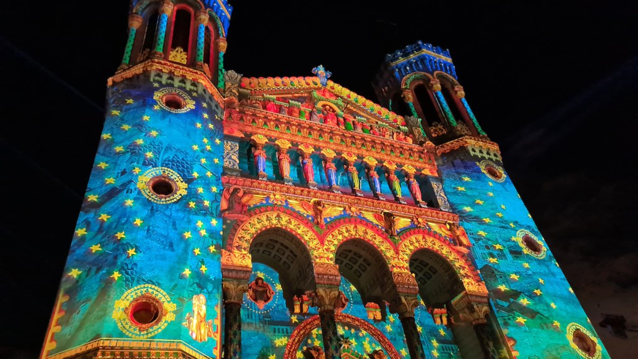 Un nouveau spectacle son et lumière sur la façade de la basilique de Fourvière !