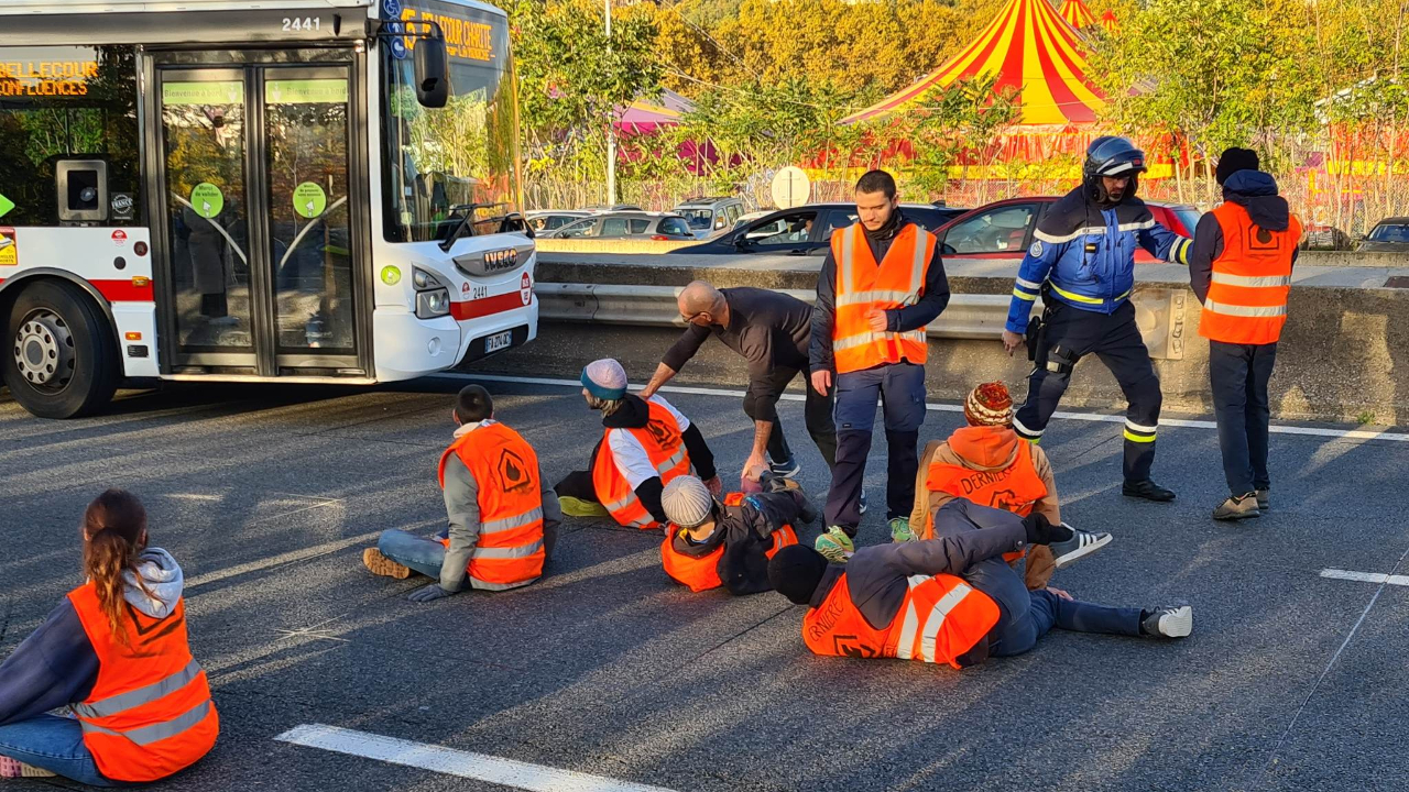 Urgence climatique : des militants bloquent la M7 à Lyon ce vendredi matin Urgence climatique : des militants bloquent la M7 à Lyon ce vendredi matin