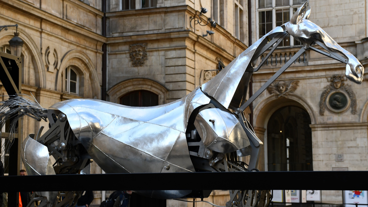 Zeus, le cheval métallique des Jeux Olympiques de Paris 2024, s'expose à Lyon