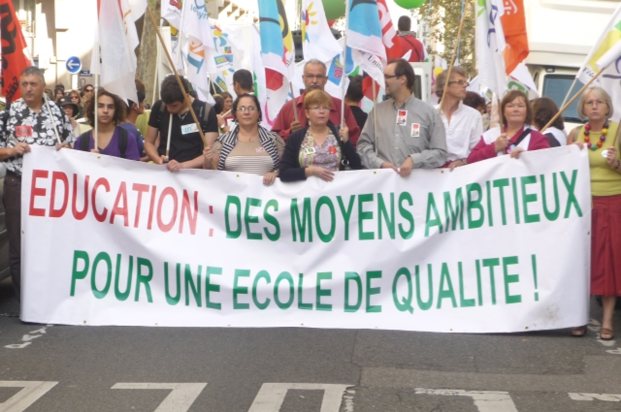 Les enseignants se mobilisent mardi soir devant la préfecture Les enseignants se mobilisent mardi soir devant la préfecture