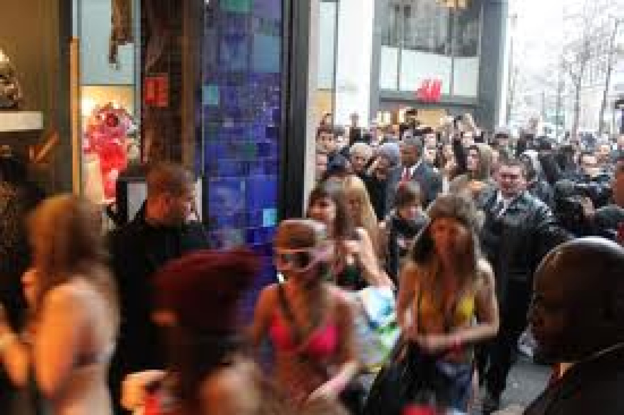 Les jeunes écologistes de Lyon critiquent Desigual Les jeunes écologistes de Lyon critiquent Desigual