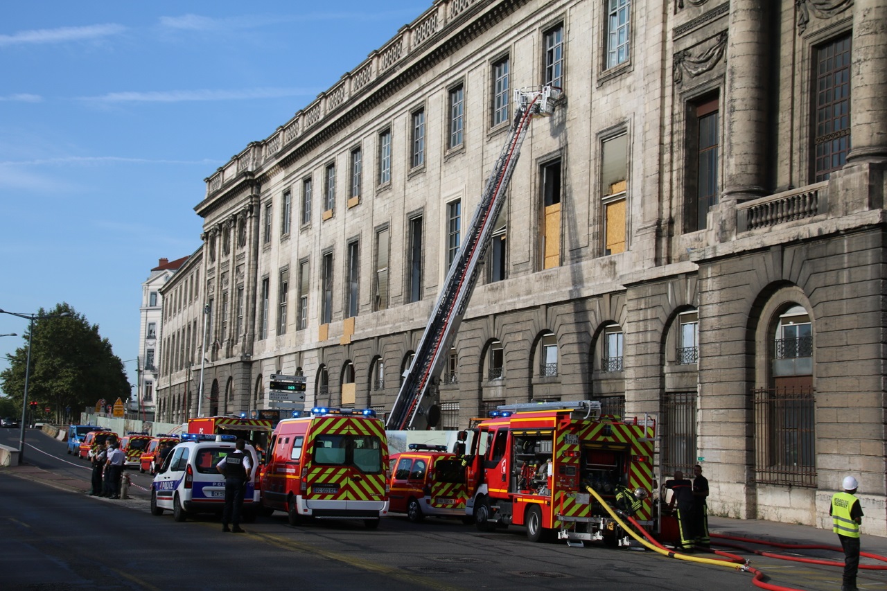 Un feu dans les combles de l’Hôtel-Dieu ce vendredi, quatre ouvriers blessés Un feu dans les combles de l’Hôtel-Dieu ce vendredi, quatre ouvriers blessés