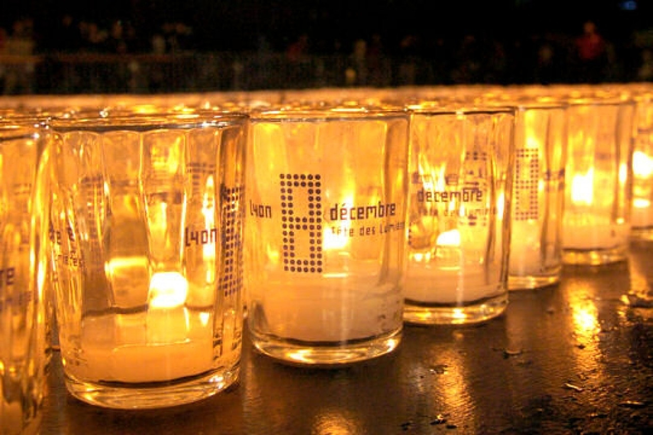 Attentats de Paris : les lumignons aux fen&ecirc;tres de Lyon ce samedi soir pour rendre hommage aux victimes