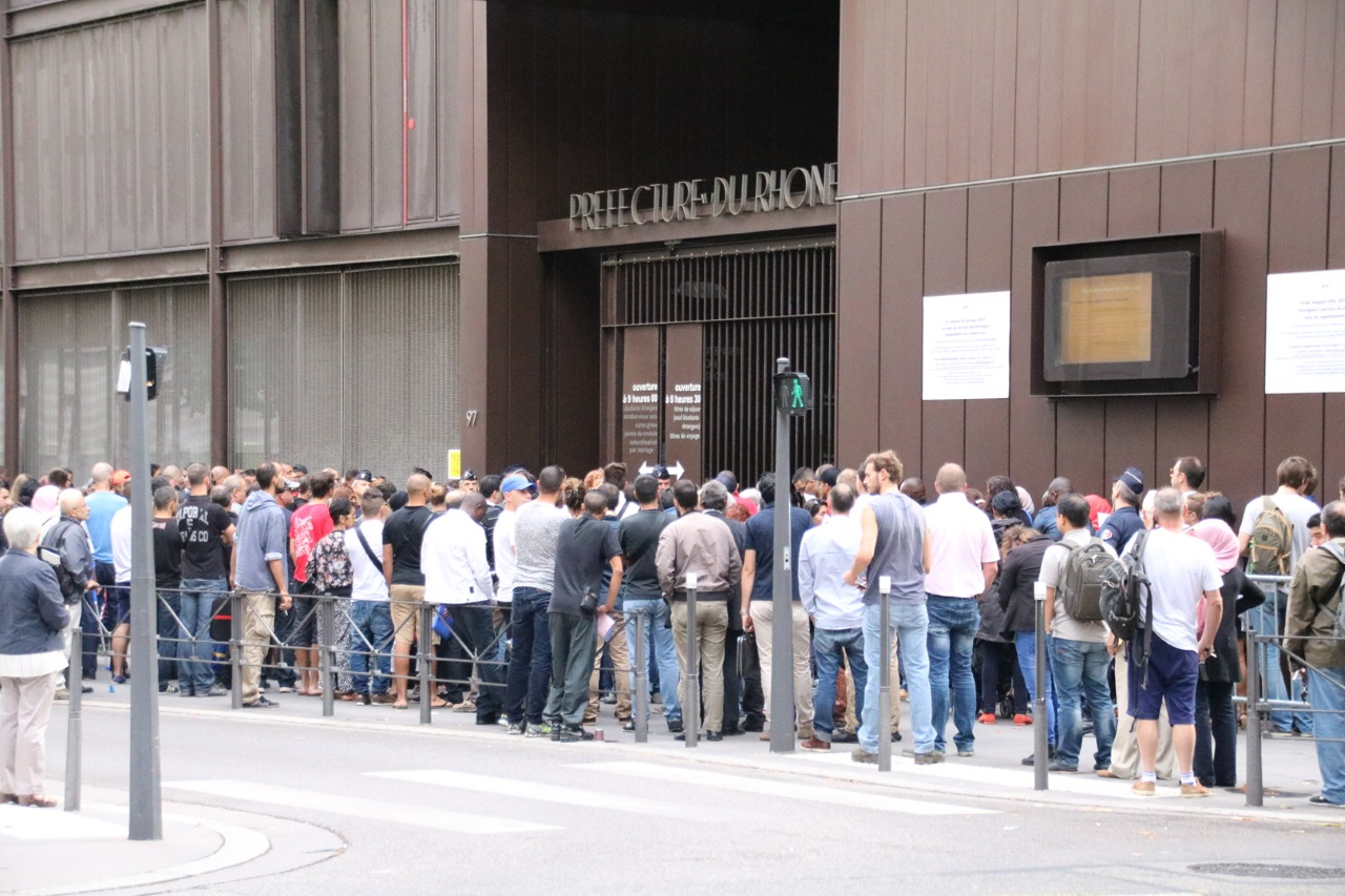 Files d&rsquo;attentes &agrave; la pr&eacute;fecture du Rh&ocirc;ne : apr&egrave;s internet, un accueil t&eacute;l&eacute;phonique