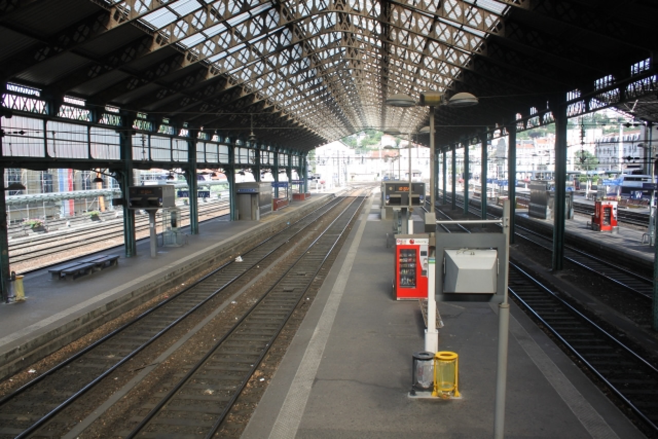 Gare de Vaise : une jeune fille se suicide en se jetant sous un train Gare de Vaise : une jeune fille se suicide en se jetant sous un train