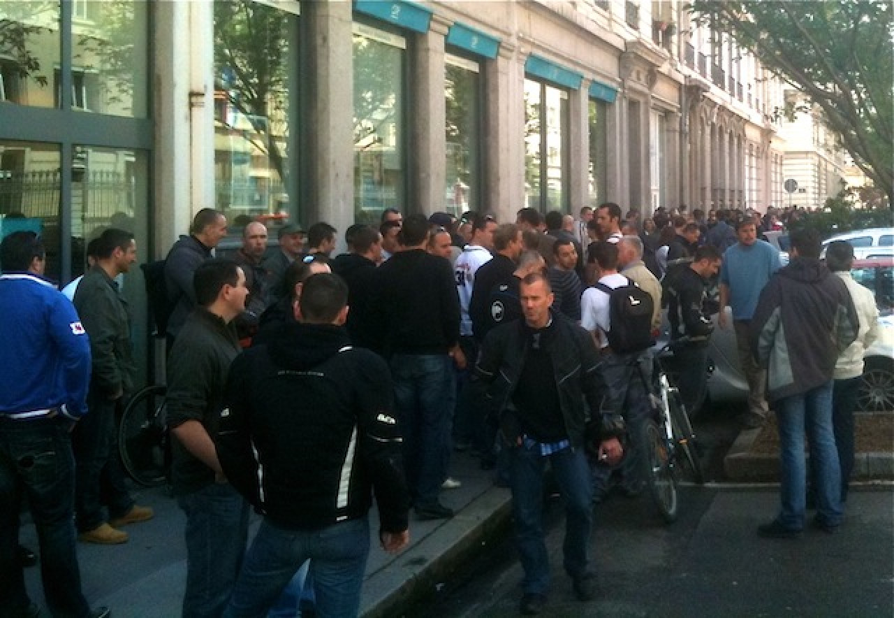 Nouvelle manifestation des policers devant la pr&eacute;fecture